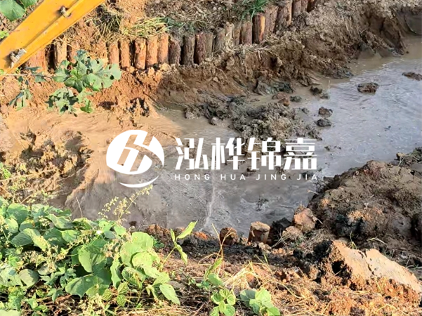 湖南防汛木樁批發廠家泓樺錦嘉 - 防洪木樁的作用是什么??