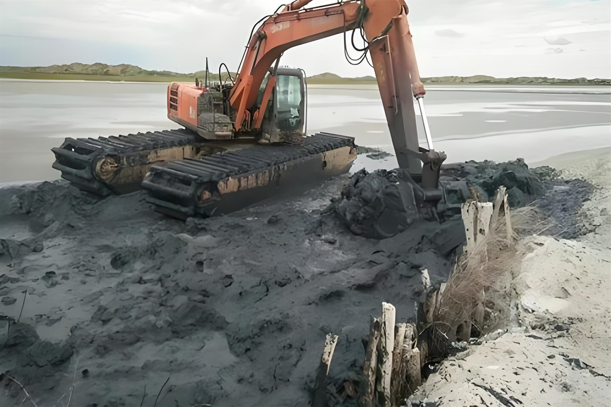 淮南水挖清淤團(tuán)隊泓樺錦嘉 - 小型水挖清淤適合鄉(xiāng)村溝渠作業(yè)嗎？