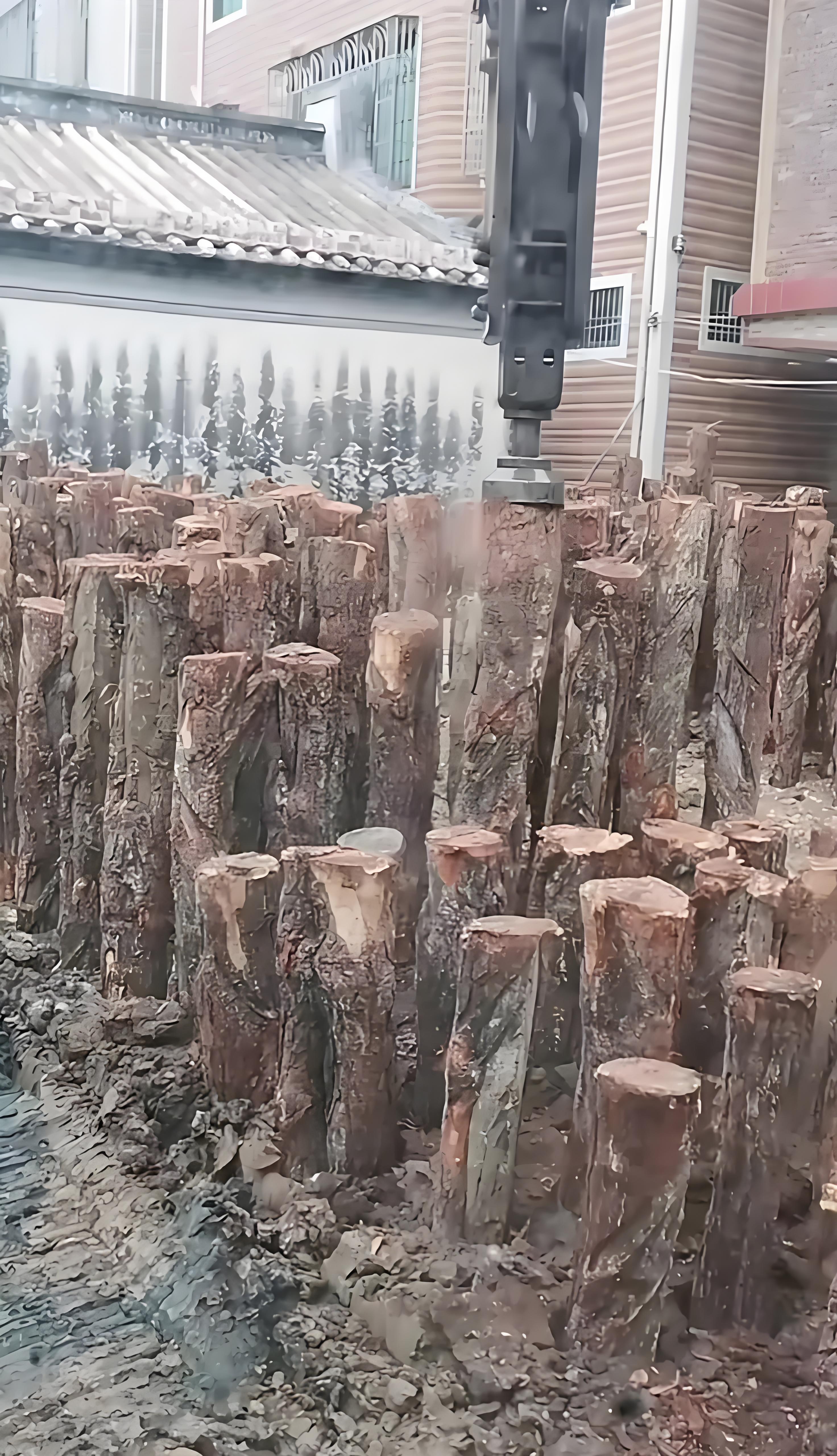 松木樁施工隊泓樺錦嘉-木頭打樁做地基原理是什么？